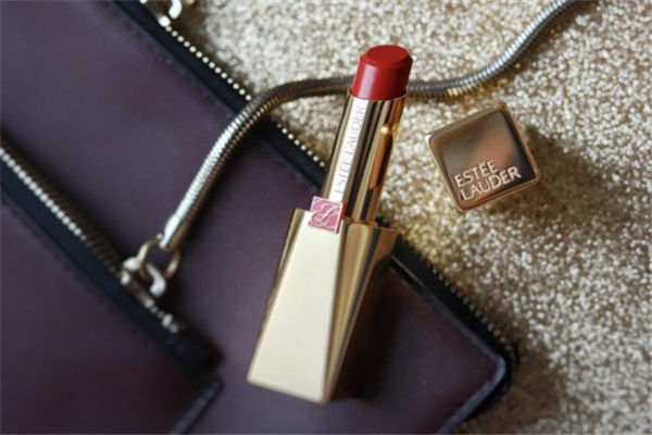 雅詩(shī)蘭黛金管305口紅試色 大熱紅梨色口紅