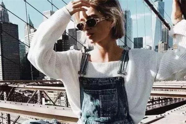 背帶褲里面穿什么好看 好穿又百搭 背帶褲里面穿什么好看 好穿又百搭