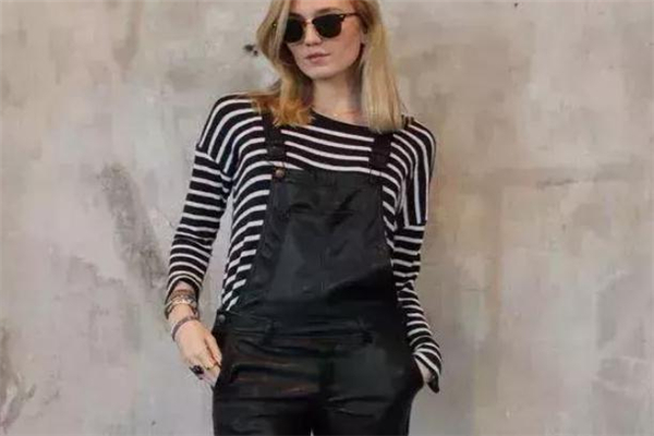 背帶褲里面穿什么好看 好穿又百搭 背帶褲里面穿什么好看 好穿又百搭