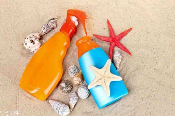 防曬霜要避開眼周嗎 防曬霜涂在眼周要注意 防曬霜要避開眼周嗎 防曬霜涂在眼周要注意