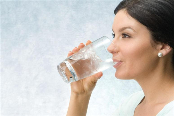 早上喝鹽水有什么好處 能減肥嗎 早上喝鹽水有什么好處 能減肥嗎