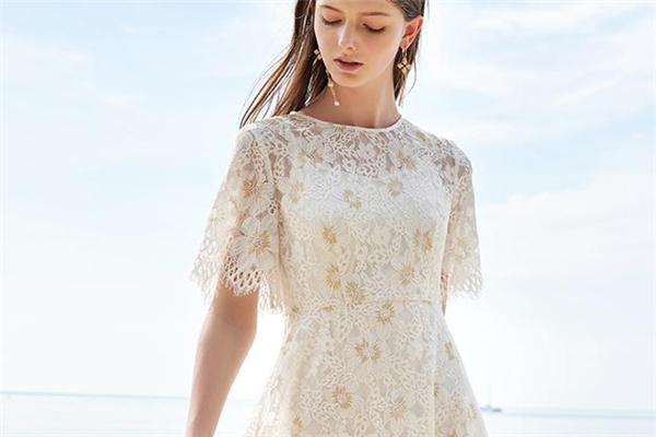蕾絲裙什么顏色好看 時(shí)髦又百搭 蕾絲裙什么顏色好看 時(shí)髦又百搭