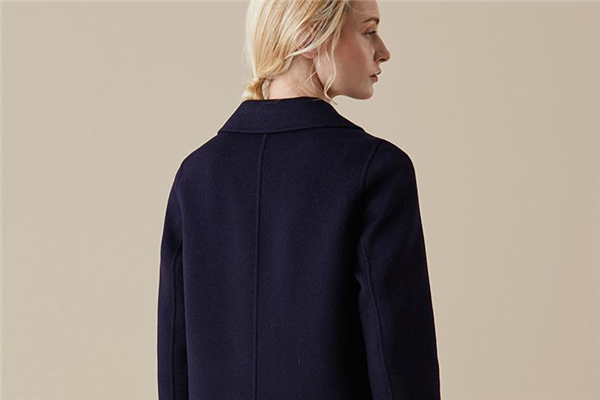 藏青色大衣配什么內(nèi)搭 時(shí)髦穿搭法則 藏青色大衣配什么內(nèi)搭 時(shí)髦穿搭法則