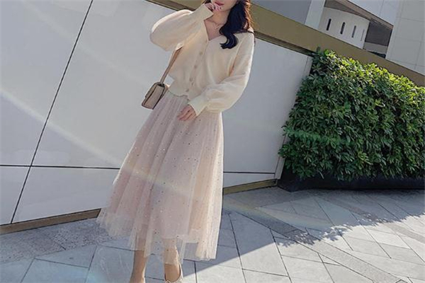 針織開(kāi)衫配什么裙子好看 街頭達(dá)人為你支招