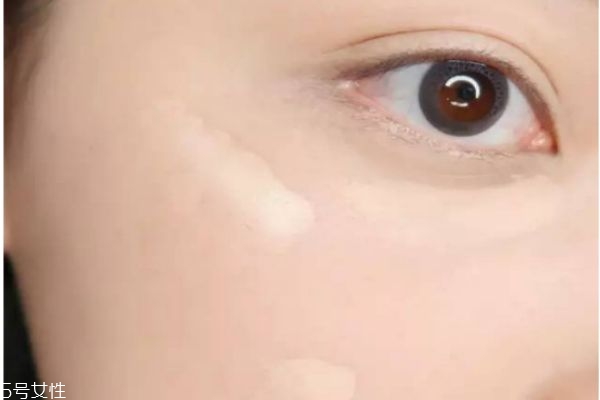 遮瑕粉底液怎么用 遮瑕小技巧 遮瑕粉底液怎么用 遮瑕小技巧