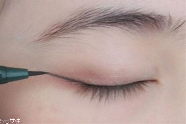 怎么畫眼線 畫眼線的簡單方法 怎么畫眼線 畫眼線的簡單方法