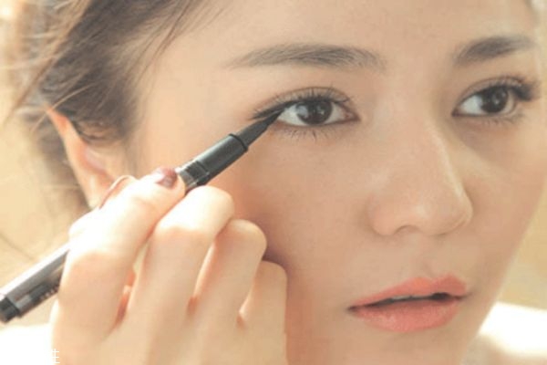 內(nèi)雙的人怎么畫眼線 這些小技巧要學(xué)會(huì) 內(nèi)雙的人怎么畫眼線 這些小技巧要學(xué)會(huì)