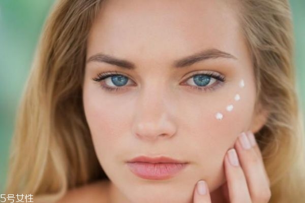 眼霜按摩手法 教你正確使用眼霜 眼霜按摩手法 教你正確使用眼霜