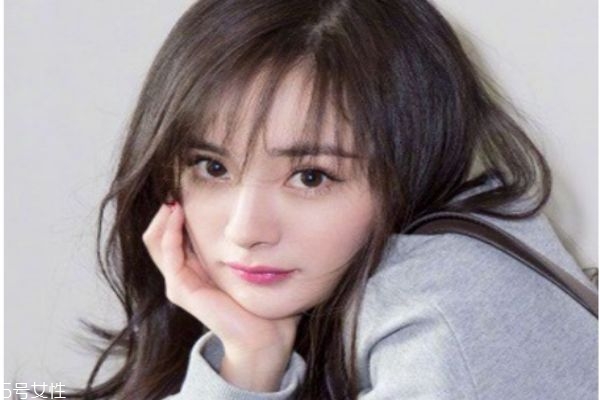 瓜子臉大額頭適合什么發(fā)型 長(zhǎng)臉大額頭女生適合發(fā)型 瓜子臉大額頭適合什么發(fā)型 長(zhǎng)臉大額頭女生適合發(fā)型