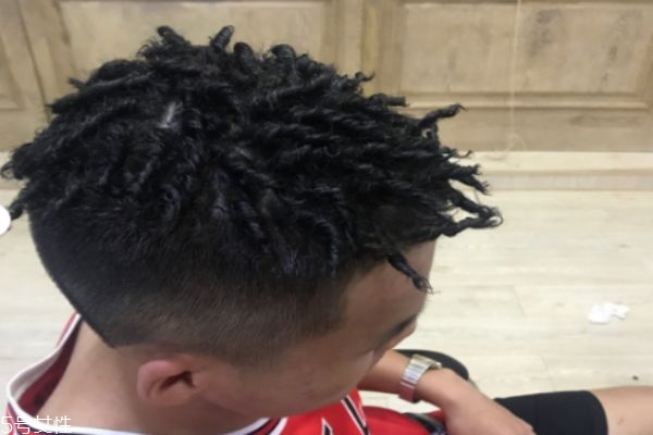 黑人燙是怎么搞出來的 類似臟辮的燙發(fā) 黑人燙是怎么搞出來的 類似臟辮的燙發(fā)