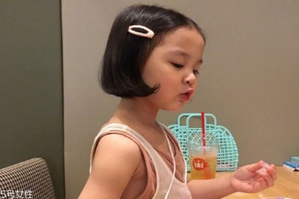 小女孩短發(fā)發(fā)型 兒童短發(fā)發(fā)型圖片 小女孩短發(fā)發(fā)型 兒童短發(fā)發(fā)型圖片