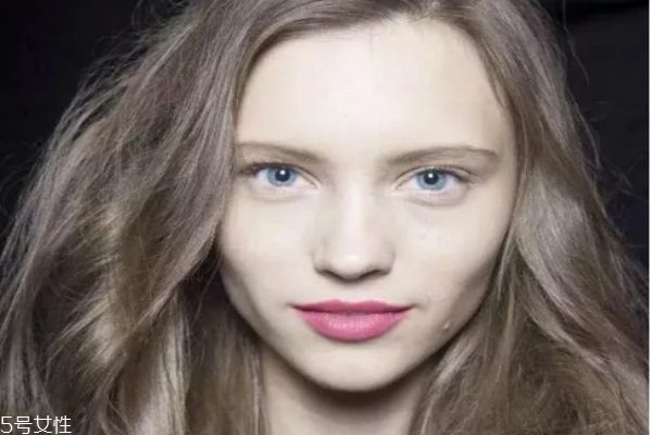 蜂蜜茶色適合什么膚色 蜜茶色適合人群 蜂蜜茶色適合什么膚色 蜜茶色適合人群