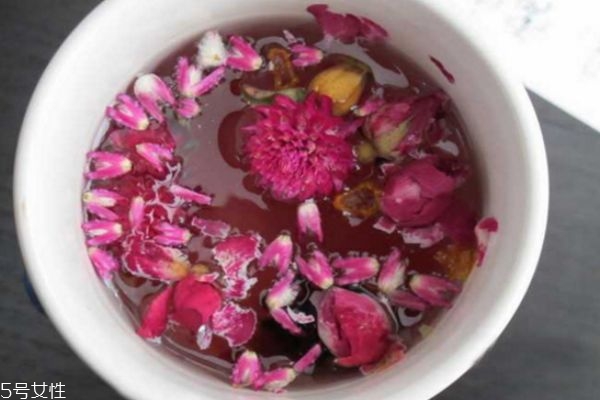 喝玫瑰水有什么好處 玫瑰花泡水喝的禁忌 喝玫瑰水有什么好處 玫瑰花泡水喝的禁忌