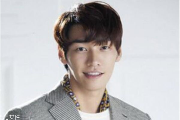 男生37分發(fā)型有哪幾種 男生韓式短發(fā)發(fā)型 男生37分發(fā)型有哪幾種 男生韓式短發(fā)發(fā)型