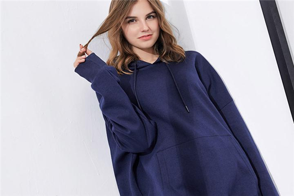 深藍色衣服配什么顏色好看 清爽又高級 深藍色衣服配什么顏色好看 清爽又高級