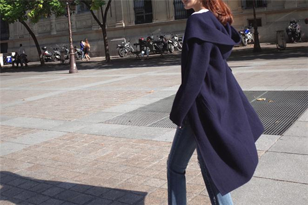 深藍色衣服配什么顏色好看 清爽又高級 深藍色衣服配什么顏色好看 清爽又高級