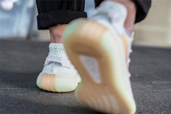 yeezy 350 v2 hyperspace偏碼嗎 大半碼更舒服 yeezy 350 v2 hyperspace偏碼嗎 大半碼更舒服