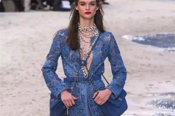 香奈兒雙挎包怎么背 chanel雙挎包搭配圖片 香奈兒雙挎包怎么背 chanel雙挎包搭配圖片