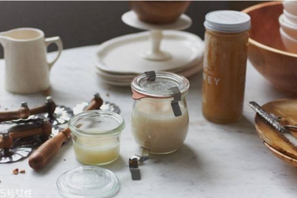 海藻面膜用哪種牛奶好 海藻面膜加牛奶的作用 海藻面膜用哪種牛奶好 海藻面膜加牛奶的作用