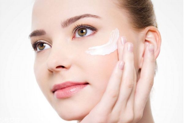 精華液可以直接涂臉嗎 涂完精華液還要涂什么 精華液可以直接涂臉嗎 涂完精華液還要涂什么