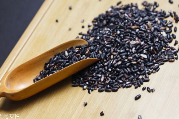 吃黑米粥會(huì)上火嗎 黑米的功效與作用 吃黑米粥會(huì)上火嗎 黑米的功效與作用