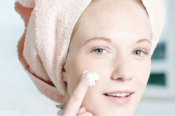 精華液可以直接涂臉嗎 涂完精華液還要涂什么 精華液可以直接涂臉嗎 涂完精華液還要涂什么