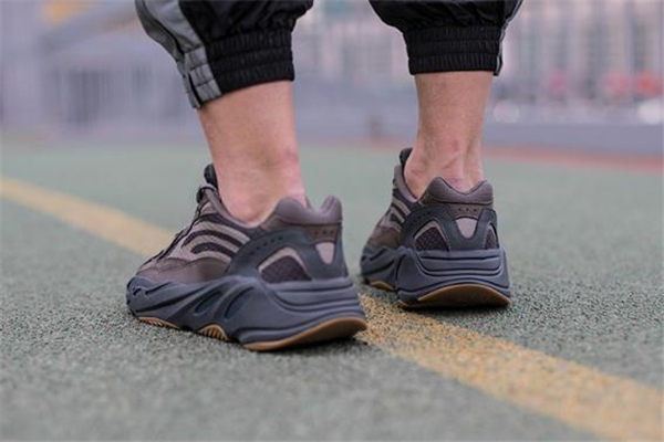 yeezy 700 v2偏碼嗎 椰子700v2鞋碼選擇攻略 yeezy 700 v2偏碼嗎 椰子700v2鞋碼選擇攻略