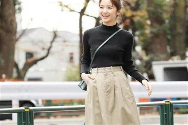 卡其色裙子配什么上衣 日系風(fēng)格混搭技巧 卡其色裙子配什么上衣 日系風(fēng)格混搭技巧