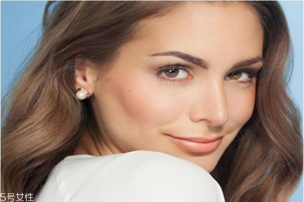 精華液能涂眼部嗎 精華液能不能涂眼部周圍 精華液能涂眼部嗎 精華液能不能涂眼部周圍