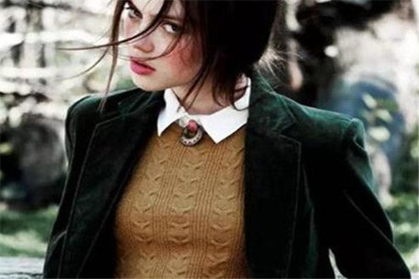 墨綠色配什么顏色好看 墨綠色衣服搭配技巧 墨綠色配什么顏色好看 墨綠色衣服搭配技巧