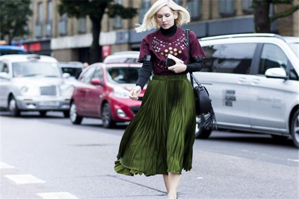 墨綠色配什么顏色好看 墨綠色衣服搭配技巧 墨綠色配什么顏色好看 墨綠色衣服搭配技巧