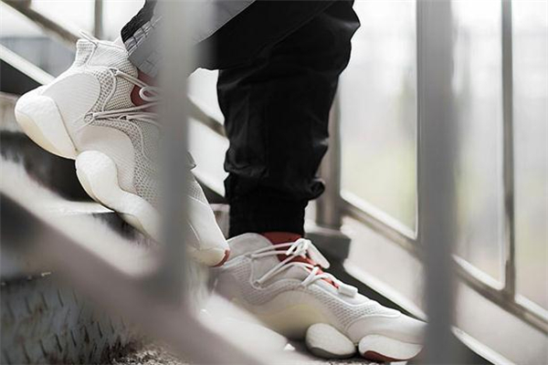 阿迪達(dá)斯byw什么意思 阿迪達(dá)斯天足籃球鞋測(cè)評(píng) 阿迪達(dá)斯byw什么意思 阿迪達(dá)斯天足籃球鞋測(cè)評(píng)