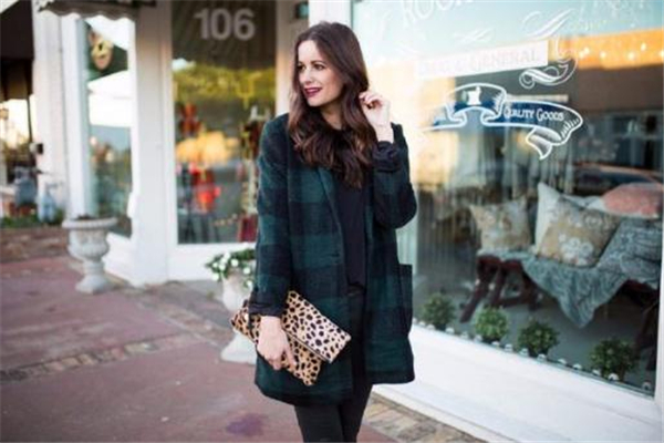 墨綠色衣服適合黃皮嗎 墨綠色適合什么膚色 墨綠色衣服適合黃皮嗎 墨綠色適合什么膚色