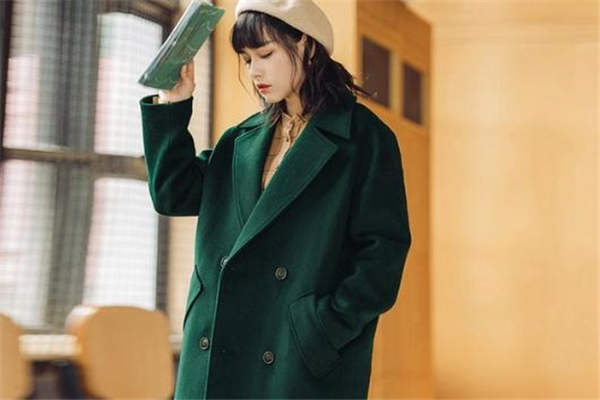 墨綠色衣服適合黃皮嗎 墨綠色適合什么膚色 墨綠色衣服適合黃皮嗎 墨綠色適合什么膚色