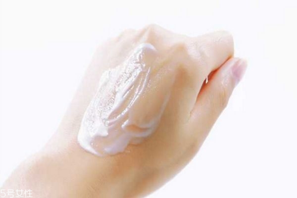 維生素e乳擦臉好嗎 維生素e乳擦臉正確步驟 維生素e乳擦臉好嗎 維生素e乳擦臉正確步驟