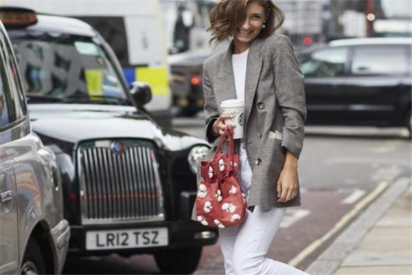 白色牛仔褲配什么上衣 清爽穿搭技巧 白色牛仔褲配什么上衣 清爽穿搭技巧