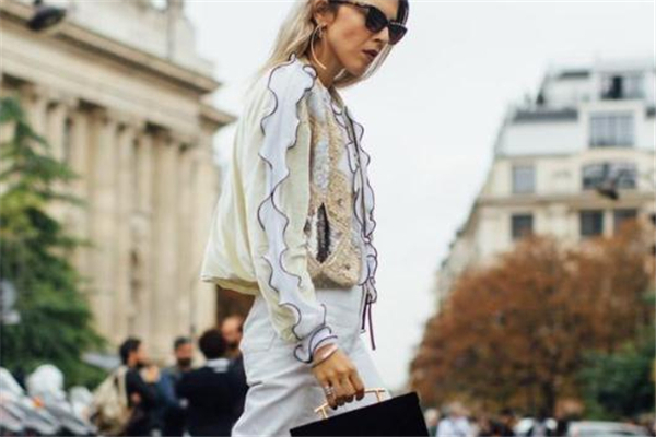 白色牛仔褲配什么上衣 清爽穿搭技巧 白色牛仔褲配什么上衣 清爽穿搭技巧