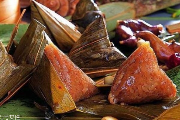 煮粽子用冷水還是熱水 冷水下鍋 煮粽子用冷水還是熱水 冷水下鍋