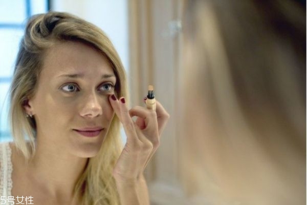 眼袋化妝怎么遮蓋 化妝怎么遮蓋眼袋和淚溝 眼袋化妝怎么遮蓋 化妝怎么遮蓋眼袋和淚溝