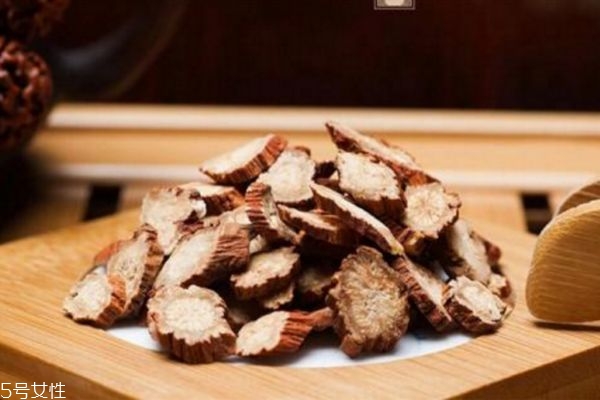 丹參泡水可長期喝嗎 丹參泡水喝一天喝多少 丹參泡水可長期喝嗎 丹參泡水喝一天喝多少