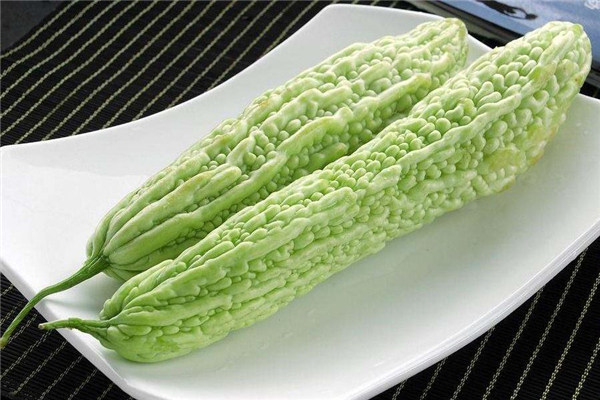 吃苦瓜胃疼怎么回事 吃苦瓜胃疼的原因 吃苦瓜胃疼怎么回事 吃苦瓜胃疼的原因