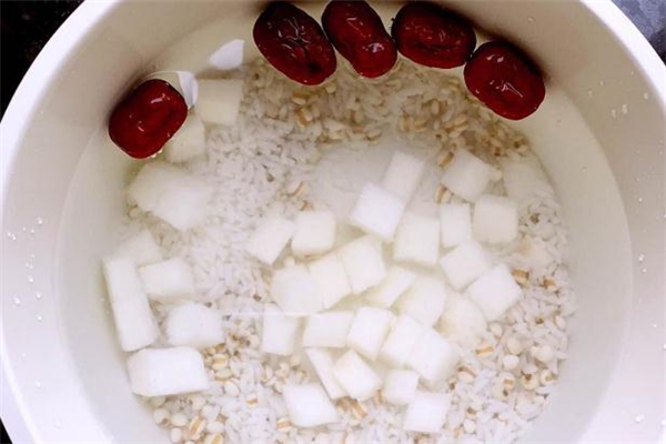 山藥薏米粥的功效與作用 健脾養(yǎng)胃 山藥薏米粥的功效與作用 健脾養(yǎng)胃