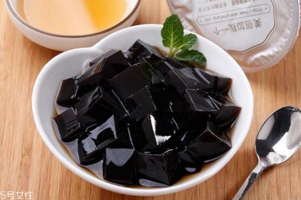 龜苓膏是苦的嗎 龜苓膏和燒仙草的區(qū)別 龜苓膏是苦的嗎 龜苓膏和燒仙草的區(qū)別