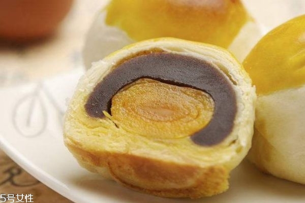 蛋黃酥為什么烤出來(lái)很軟 蛋黃酥的烘烤時(shí)間