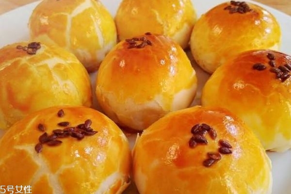 蛋黃酥為什么烤出來(lái)很軟 蛋黃酥的烘烤時(shí)間
