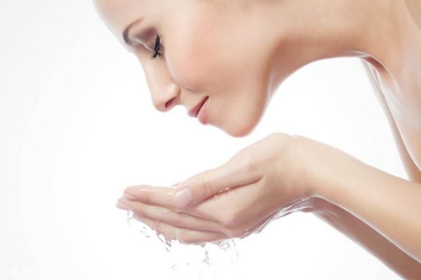 皮膚又干又油是什么皮膚 皮膚又干又油怎么回事 皮膚又干又油是什么皮膚 皮膚又干又油怎么回事