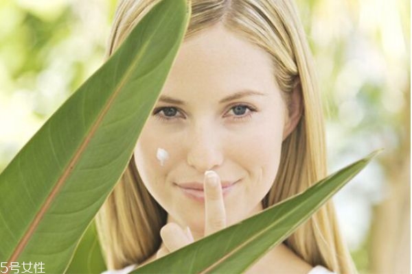 皮膚又干又油是什么皮膚 皮膚又干又油怎么回事 皮膚又干又油是什么皮膚 皮膚又干又油怎么回事