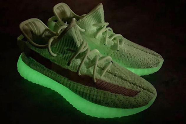 yeezy 350 v2 gid glow實(shí)物諜照 夜光椰子350發(fā)售信息 yeezy 350 v2 gid glow實(shí)物諜照 夜光椰子350發(fā)售信息