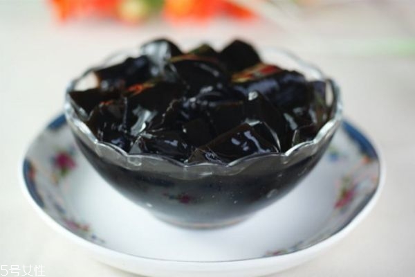 吃燒仙草會(huì)長(zhǎng)胖嗎 燒仙草對(duì)人有什么功效 吃燒仙草會(huì)長(zhǎng)胖嗎 燒仙草對(duì)人有什么功效