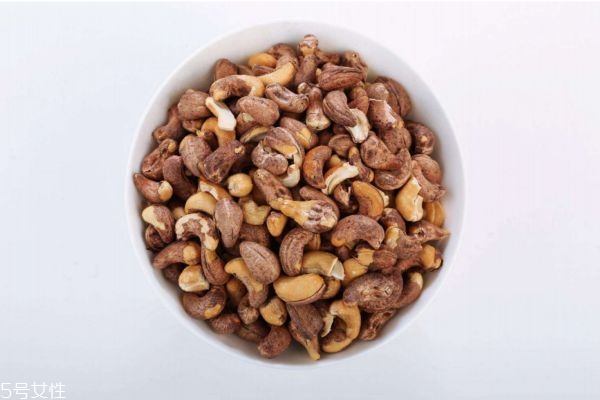 什么是炭燒腰果 炭燒腰果的功效與作用 什么是炭燒腰果 炭燒腰果的功效與作用